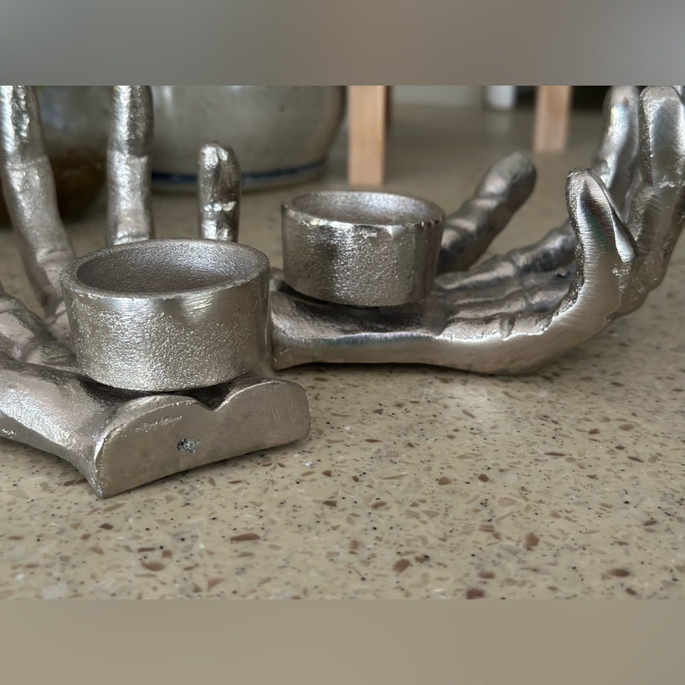 Skeleton hands candle holders - Picture 9 of 10